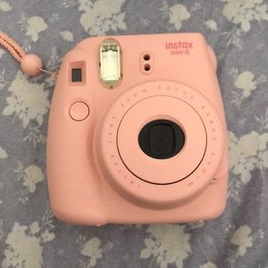 Pink obstacle mini 8 camera. Takes 1-2 times to get the picture. Includes case